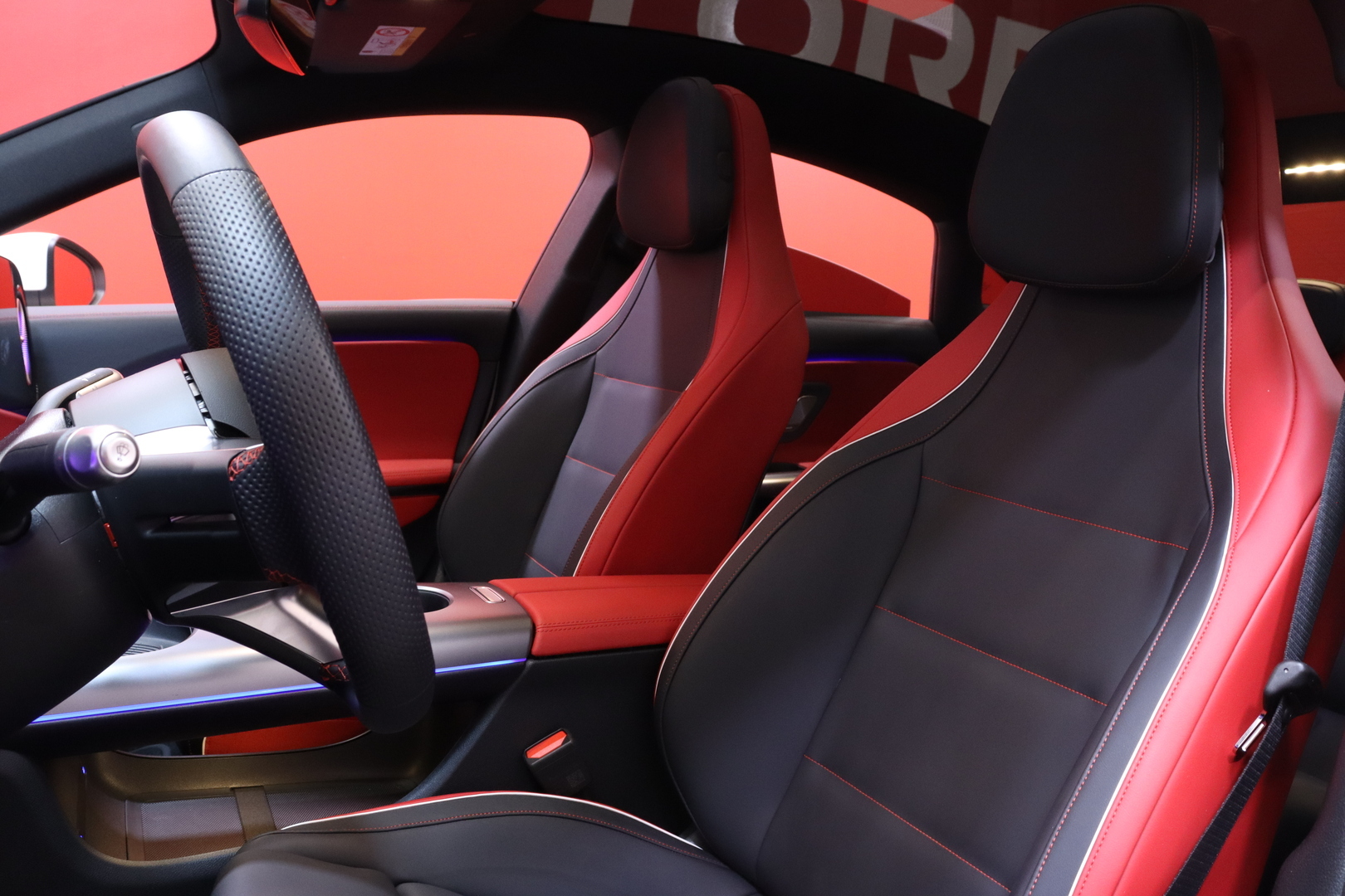 Mercedes-Benz - CLA - 350 4MATIC AMG Line // Matkustajan näyttö / Distronic / Burmester / HUD / Koukku / Panorama // - Sedan