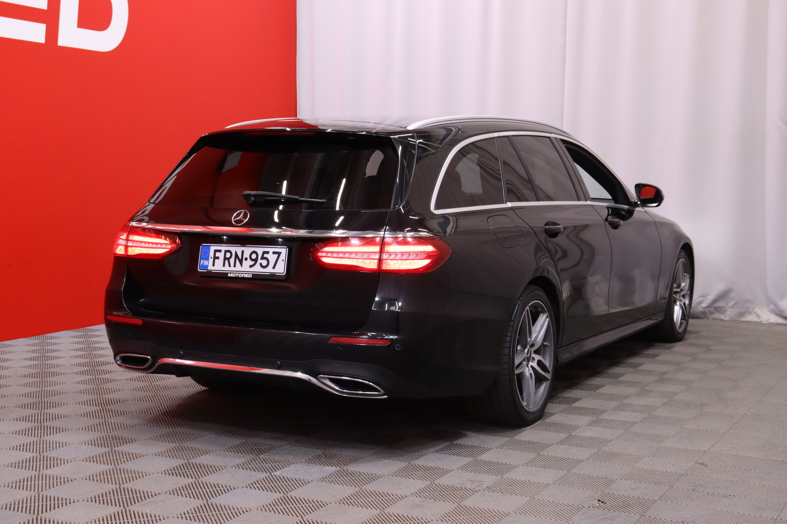 Mercedes-Benz - E - 220 d 4Matic T A Premium Business AMG // Multibeam / Bluetooth / Navi / Ambient / Kamera // - Farmari
