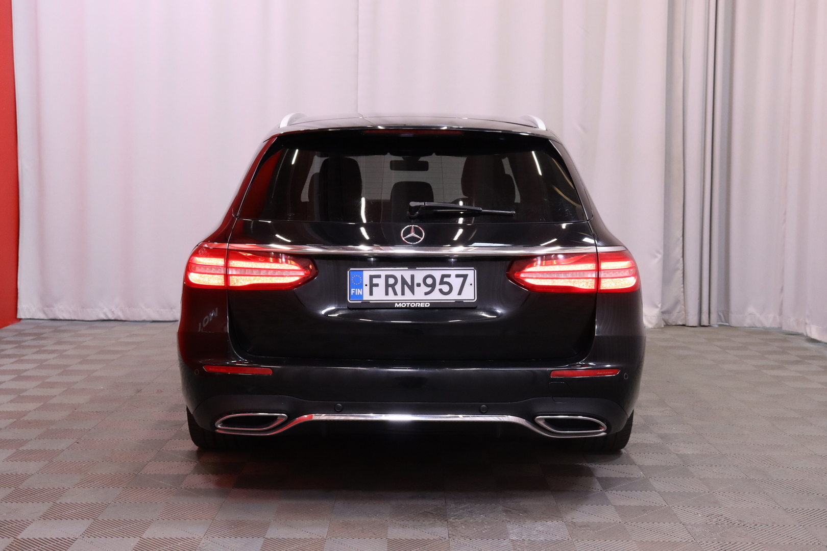 Mercedes-Benz - E - 220 d 4Matic T A Premium Business AMG // Multibeam / Bluetooth / Navi / Ambient / Kamera // - Farmari