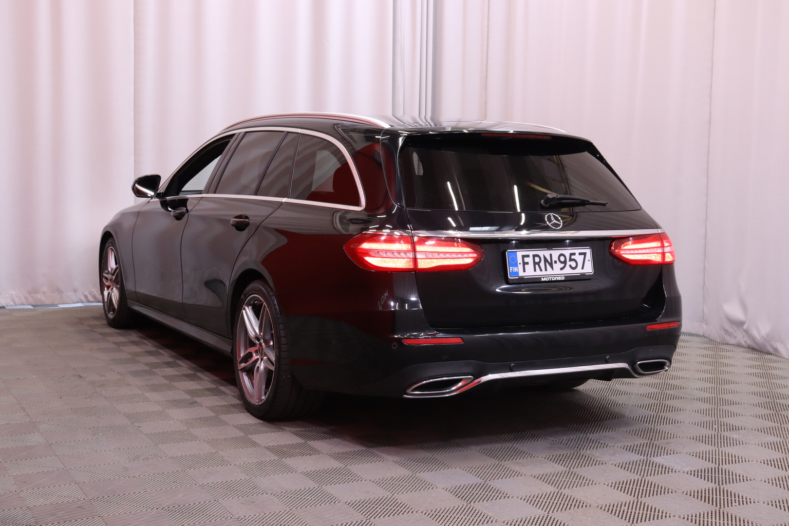 Mercedes-Benz - E - 220 d 4Matic T A Premium Business AMG // Multibeam / Bluetooth / Navi / Ambient / Kamera // - Farmari
