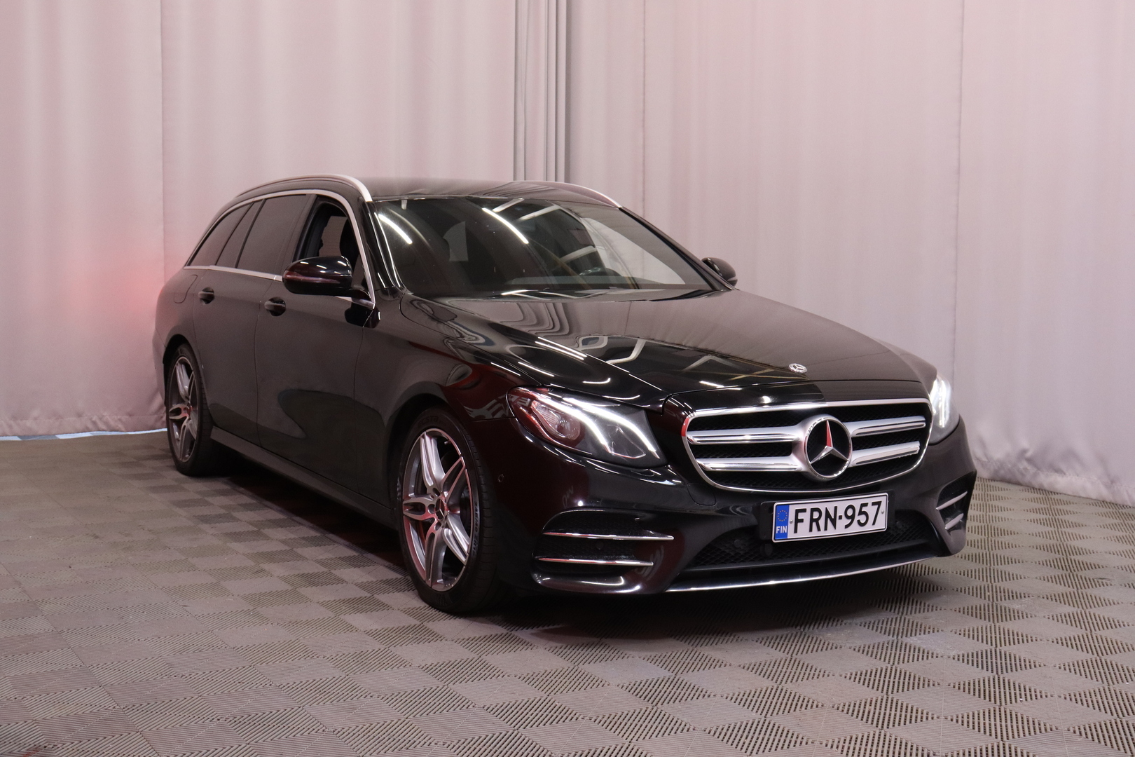 Mercedes-Benz - E - 220 d 4Matic T A Premium Business AMG // Multibeam / Bluetooth / Navi / Ambient / Kamera // - Farmari