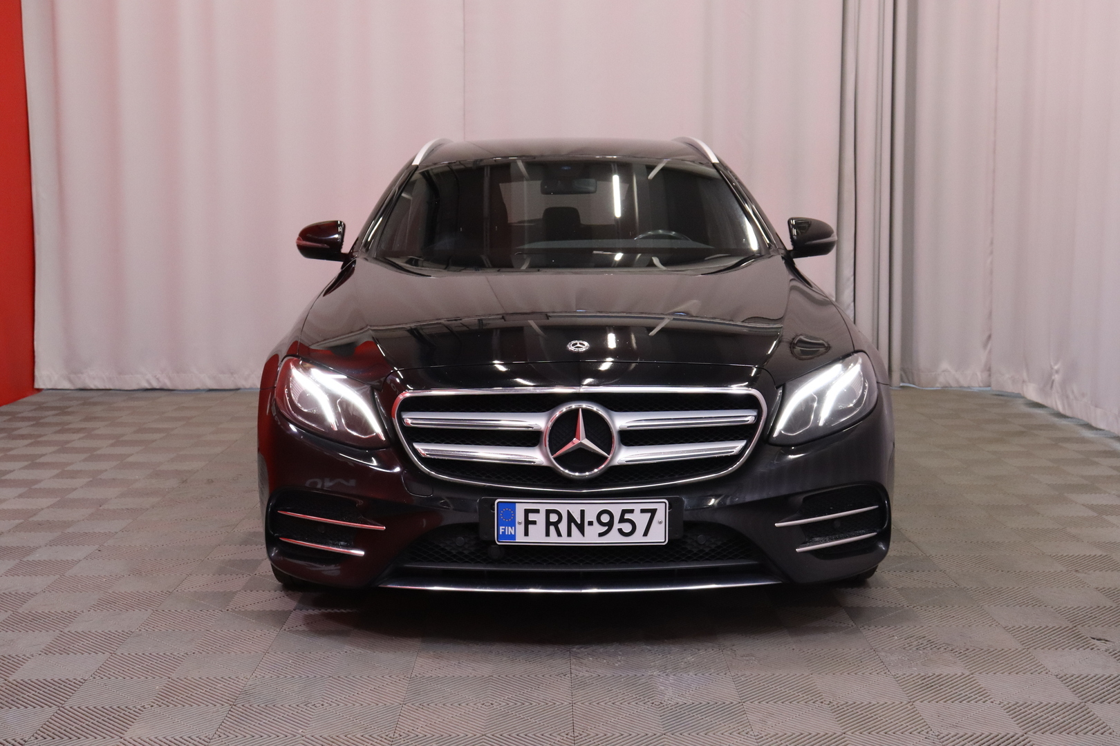 Mercedes-Benz - E - 220 d 4Matic T A Premium Business AMG // Multibeam / Bluetooth / Navi / Ambient / Kamera // - Farmari