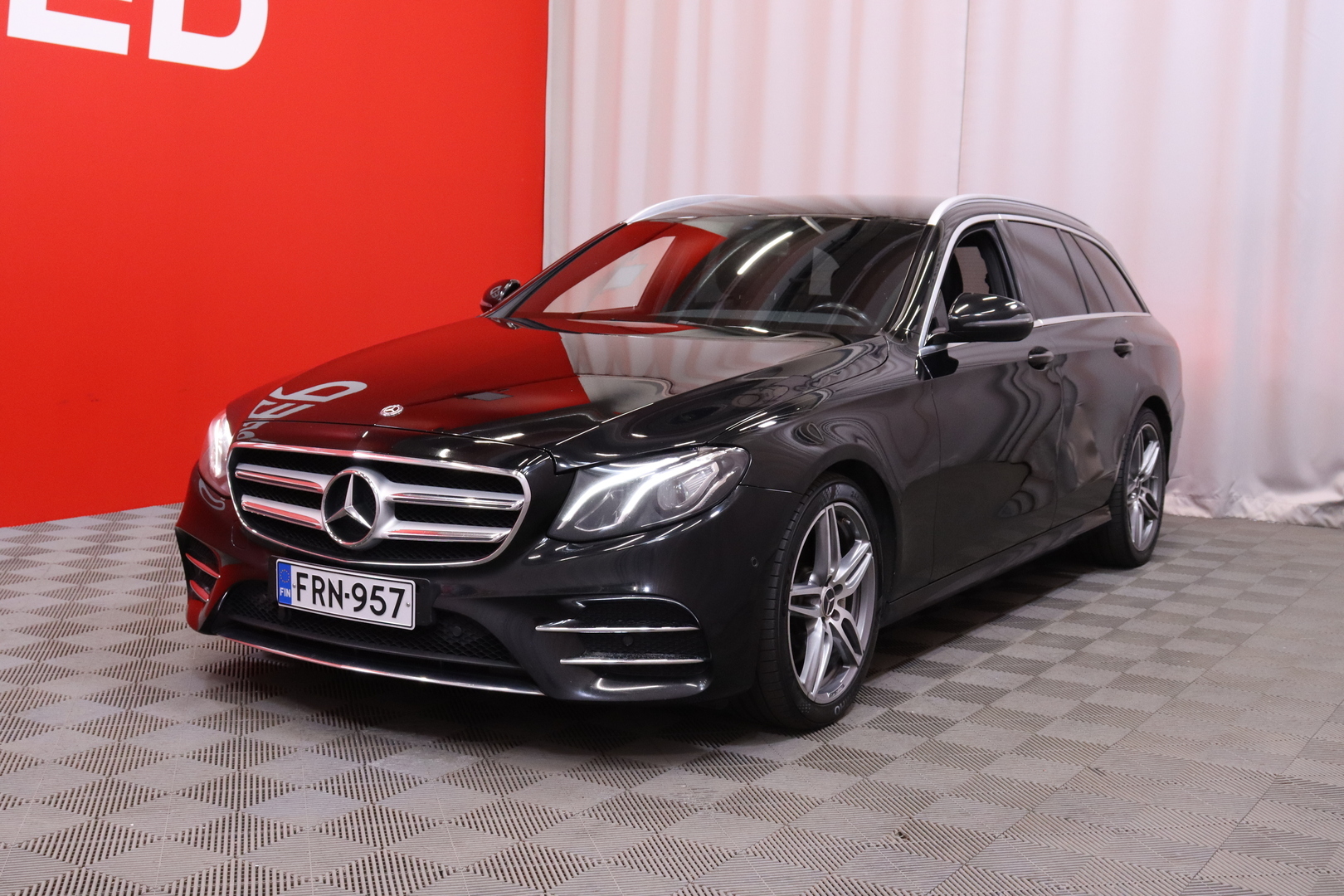 Mercedes-Benz - E - 220 d 4Matic T A Premium Business AMG // Multibeam / Bluetooth / Navi / Ambient / Kamera // - Farmari