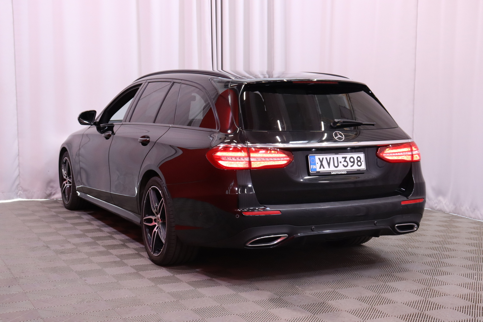 Mercedes-Benz - E - 220 d 4Matic T A Premium Business AMG // Webasto / Burmester / Multibeam / Kamera / Koukku / Night paketti - Farmari