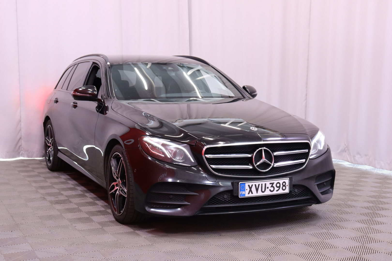 Mercedes-Benz - E - 220 d 4Matic T A Premium Business AMG // Webasto / Burmester / Multibeam / Kamera / Koukku / Night paketti - Farmari