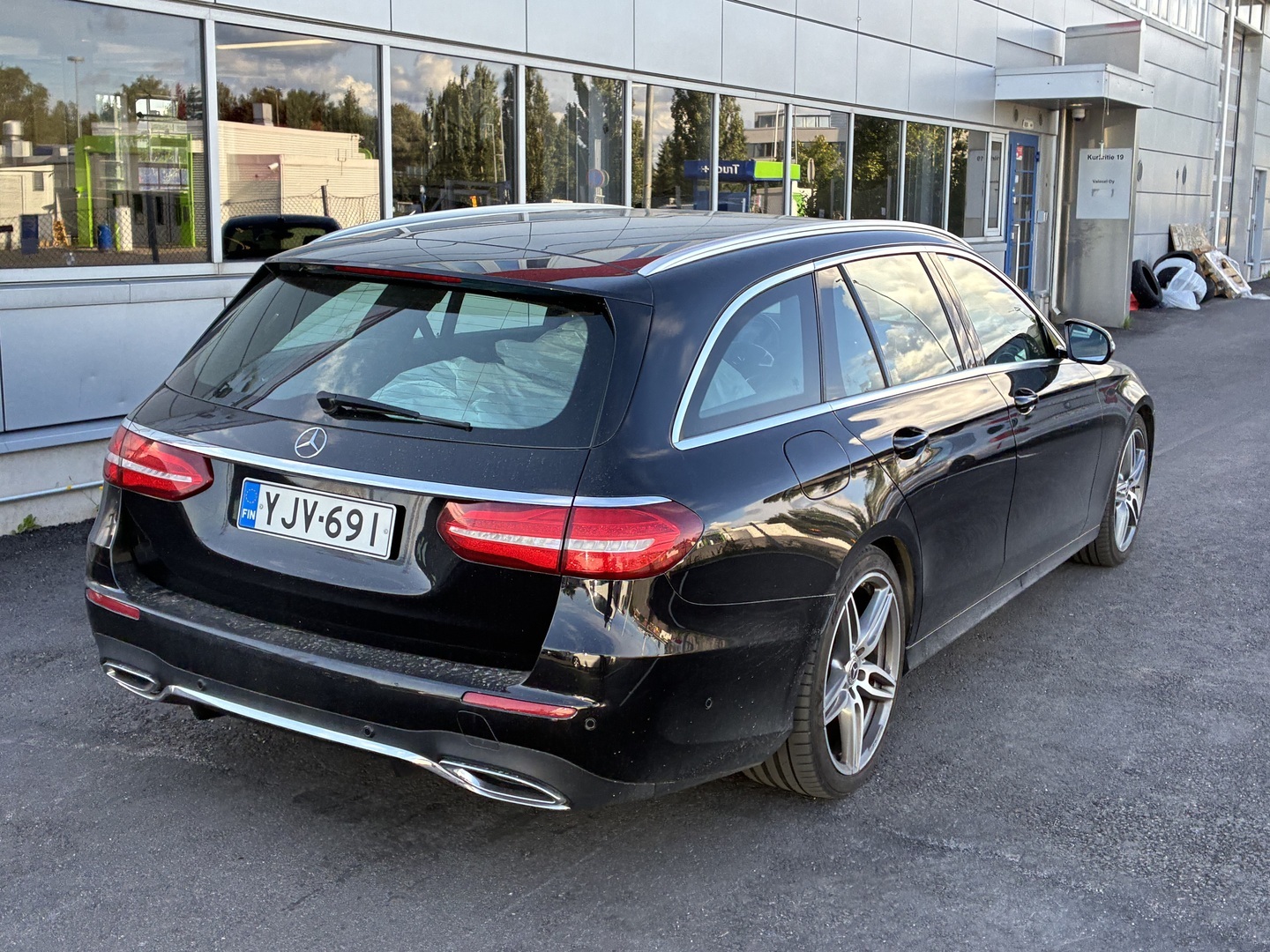 Mercedes-Benz - E - 220 d T A Premium Business AMG - Farmari