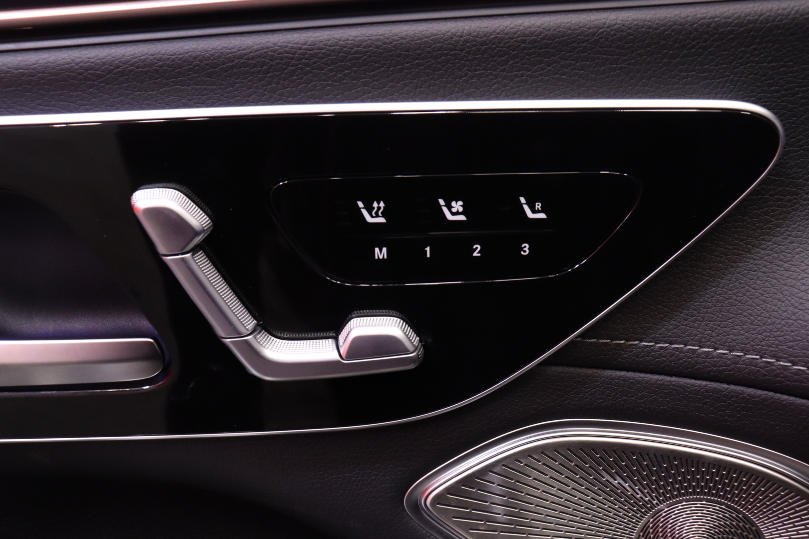 Mercedes-Benz - EQS SUV - 450 4MATIC SUV AMG Edition 7p // Burmester / Koukku / 4-pyöräohjaus / Distronic+ / HUD / Panorama / Ilma-alusta // - Maastoauto