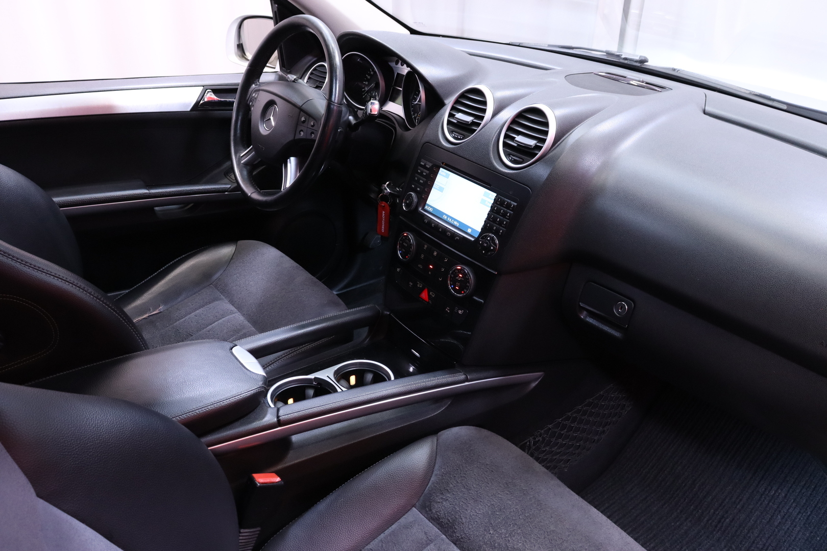 Mercedes-Benz - ML - ML 320 CDI 4MATIC Farmari (AC) 4ov 2987cm3 A // Bi-Xenon / Vetokoukku, Vakkari // - Farmari