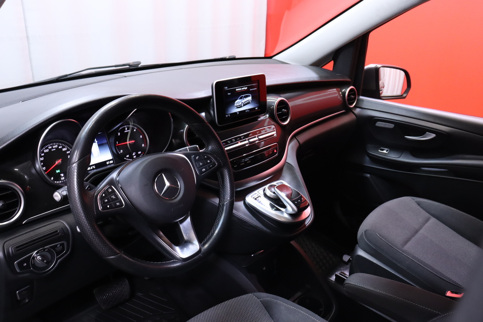 Mercedes-Benz - V - 200 d keskipitkä A2 A Business  Suomi-auto / Webasto / Merkkihuollettu / Vakkari / ILS / Ilmastointi // - Tila-auto