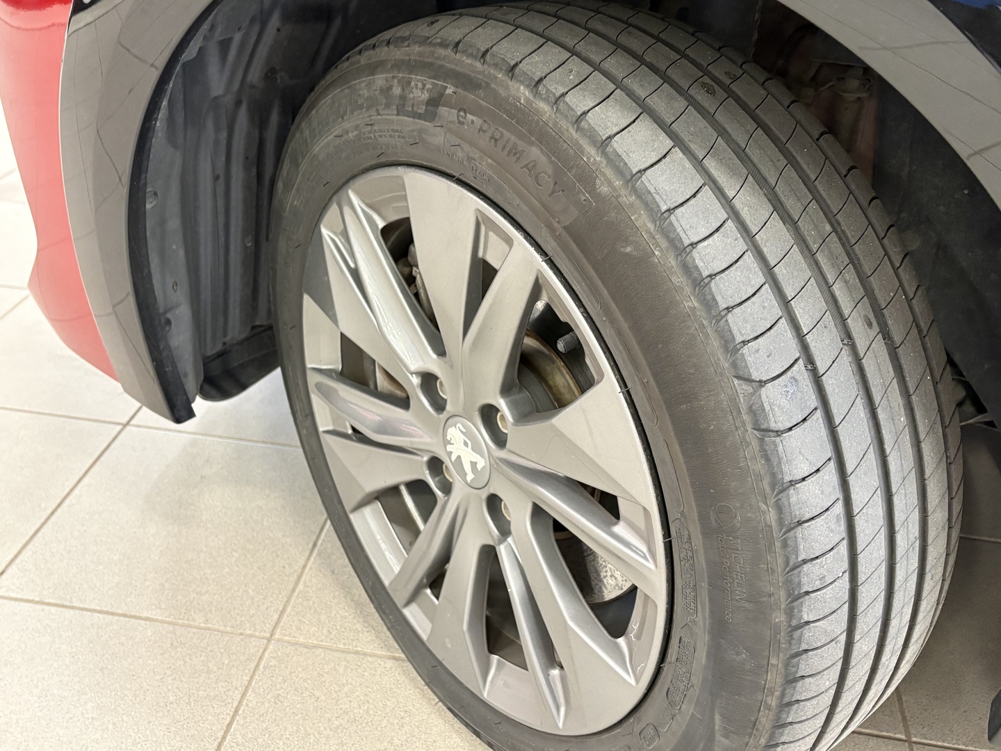 Peugeot - e-208 - Allure Pack 50 kWh 136 Automaatti **Juuri Tullut! / 1-om Suomi-auto / Lämpöpumppu / Kamera / 2x renkaat ja vanteet** - Viistoperä