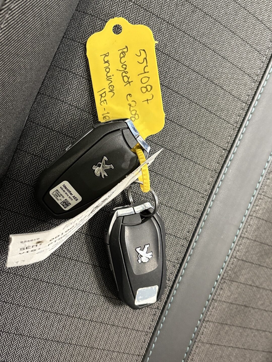 Peugeot - e-208 - Allure Pack 50 kWh 136 Automaatti **Juuri Tullut! / 1-om Suomi-auto / Lämpöpumppu / Kamera / 2x renkaat ja vanteet** - Viistoperä