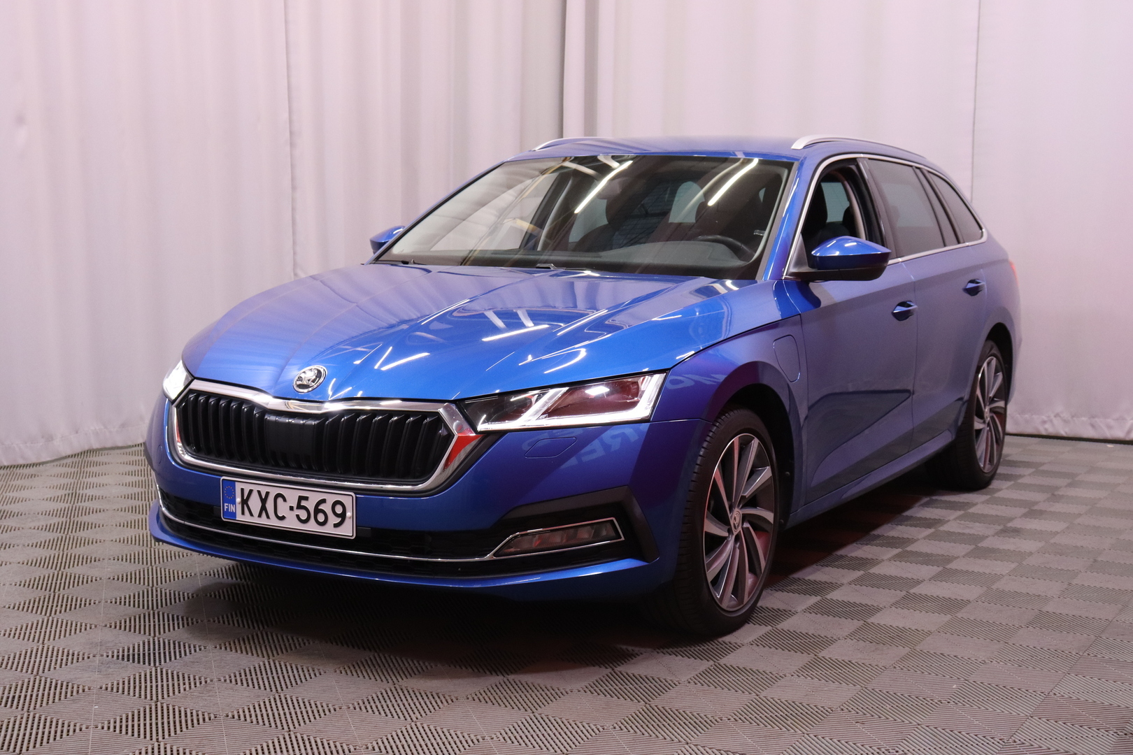 Skoda - Octavia - Combi 1.4 TSI PHEV Style iV DSG Autom. // Webasto / Koukku / ACC / DCC / Kamera / Matrix // - Farmari