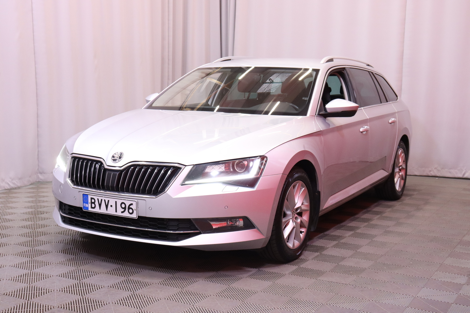 Skoda - Superb - Combi 1,5 TSI ACT Ambition BusinessLine DSG Autom. **Suomi-auto / Webasto / Vetokoukku** - Farmari