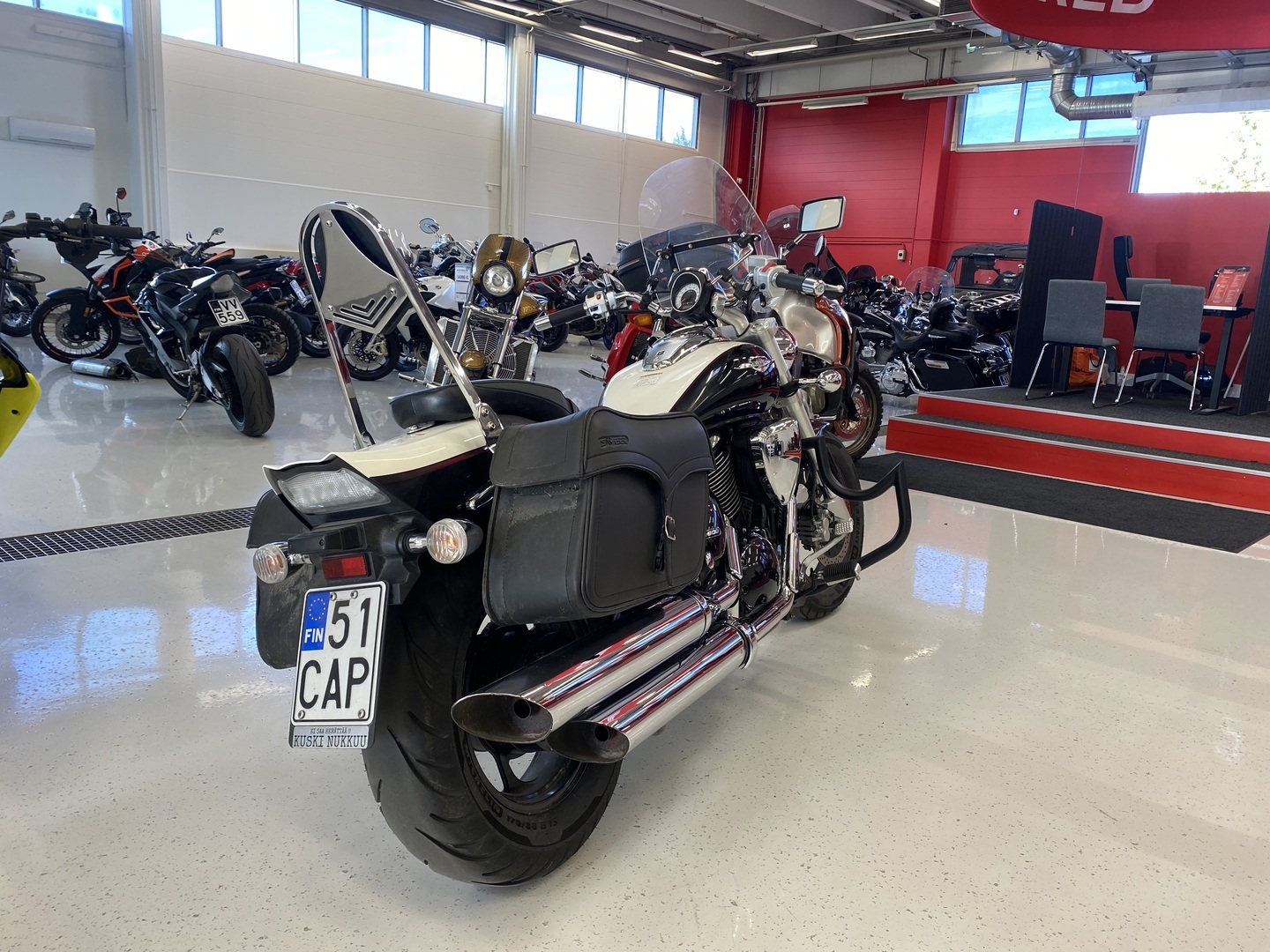 Suzuki - INTRUDER - M800 // Juuri sapunut / Sivulaukut / Huoltokirja / Sissy / Kaatumaraudat // - Moottoripyörä