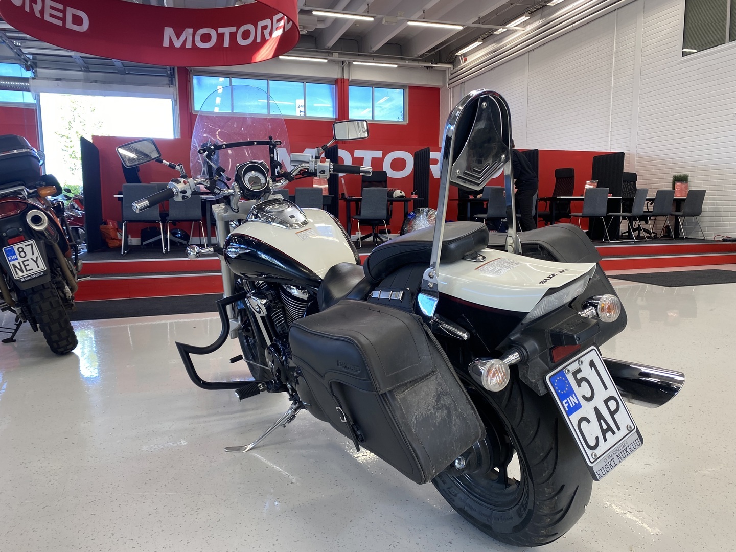Suzuki - INTRUDER - M800 // Juuri sapunut / Sivulaukut / Huoltokirja / Sissy / Kaatumaraudat // - Moottoripyörä