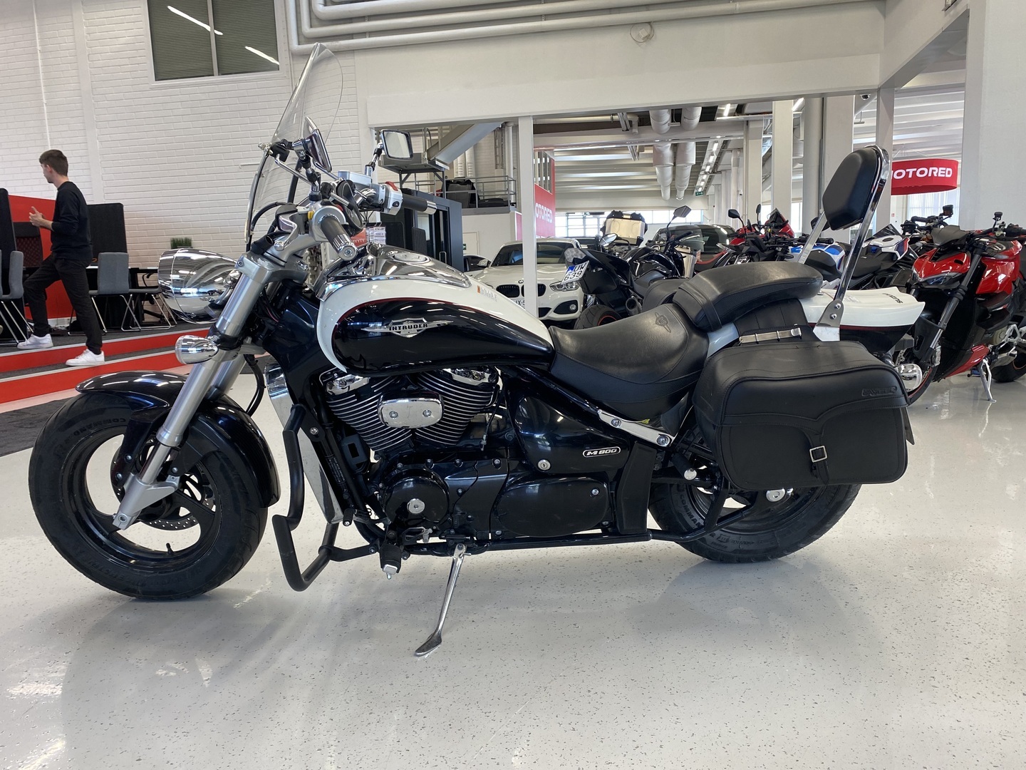 Suzuki - INTRUDER - M800 // Juuri sapunut / Sivulaukut / Huoltokirja / Sissy / Kaatumaraudat // - Moottoripyörä