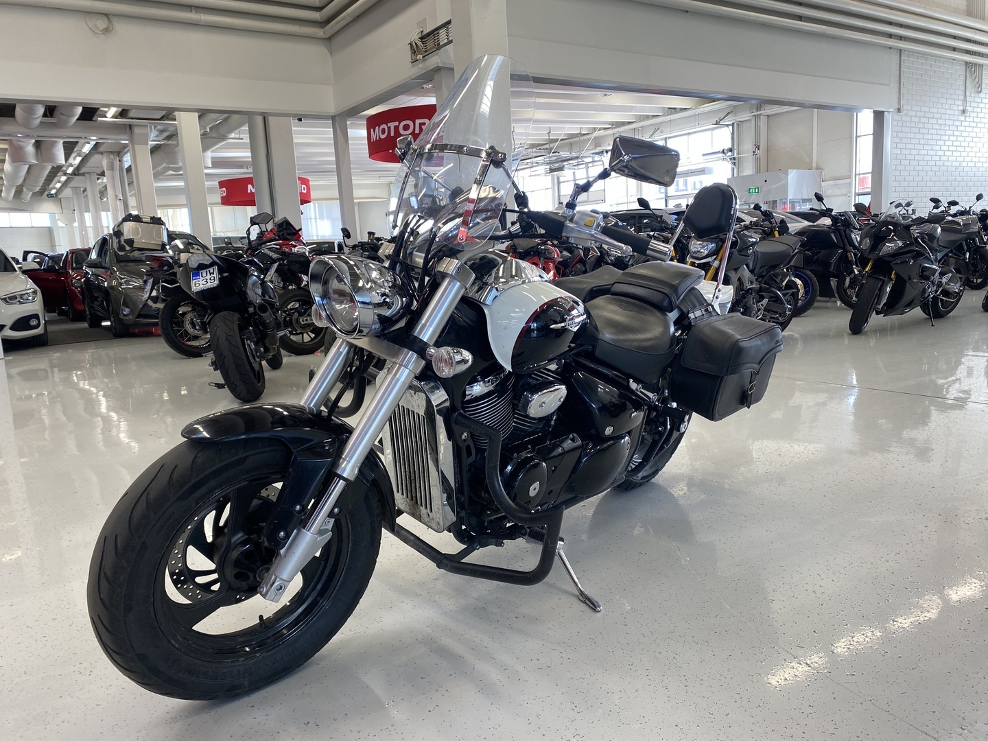 Suzuki - INTRUDER - M800 // Juuri sapunut / Sivulaukut / Huoltokirja / Sissy / Kaatumaraudat // - Moottoripyörä