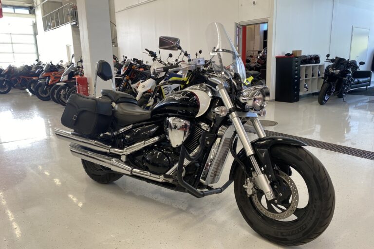 Suzuki - INTRUDER - M800 // Juuri sapunut / Sivulaukut / Huoltokirja / Sissy / Kaatumaraudat // - Moottoripyörä