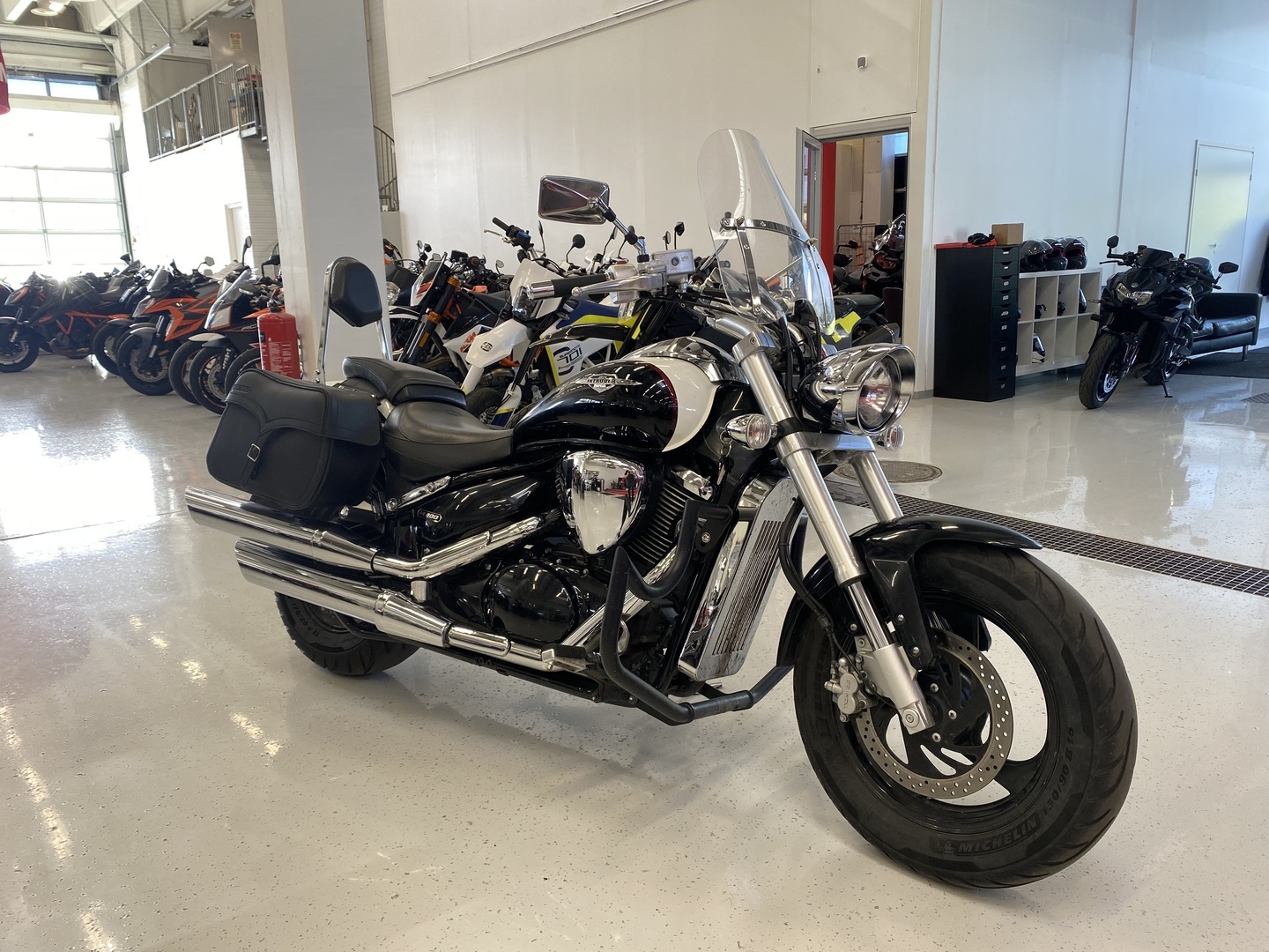 Suzuki - INTRUDER - M800 // Juuri sapunut / Sivulaukut / Huoltokirja / Sissy / Kaatumaraudat // - Moottoripyörä