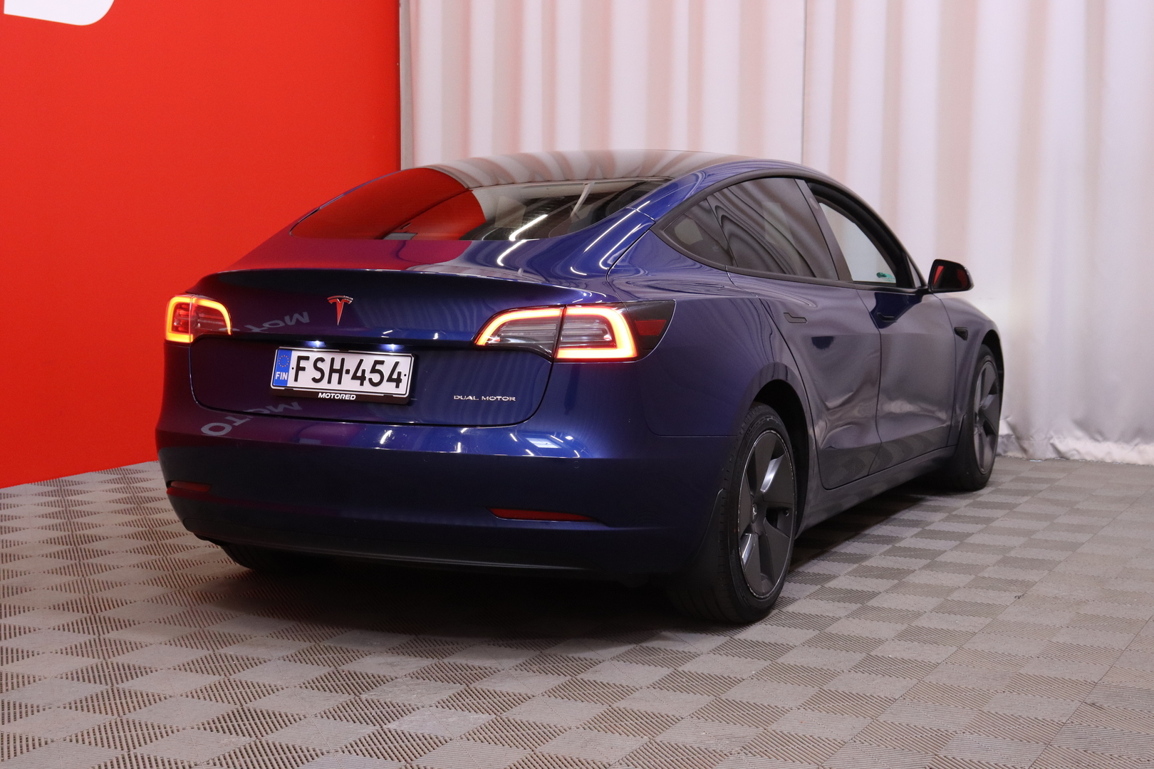 Tesla - Model 3 - Long Range // AMD Ryzen / ACC / Koukku / Deep Blue metallic / Ratinlämmitin / ACC / Panorama / Kamera / Lämpöpumppu // - Sedan