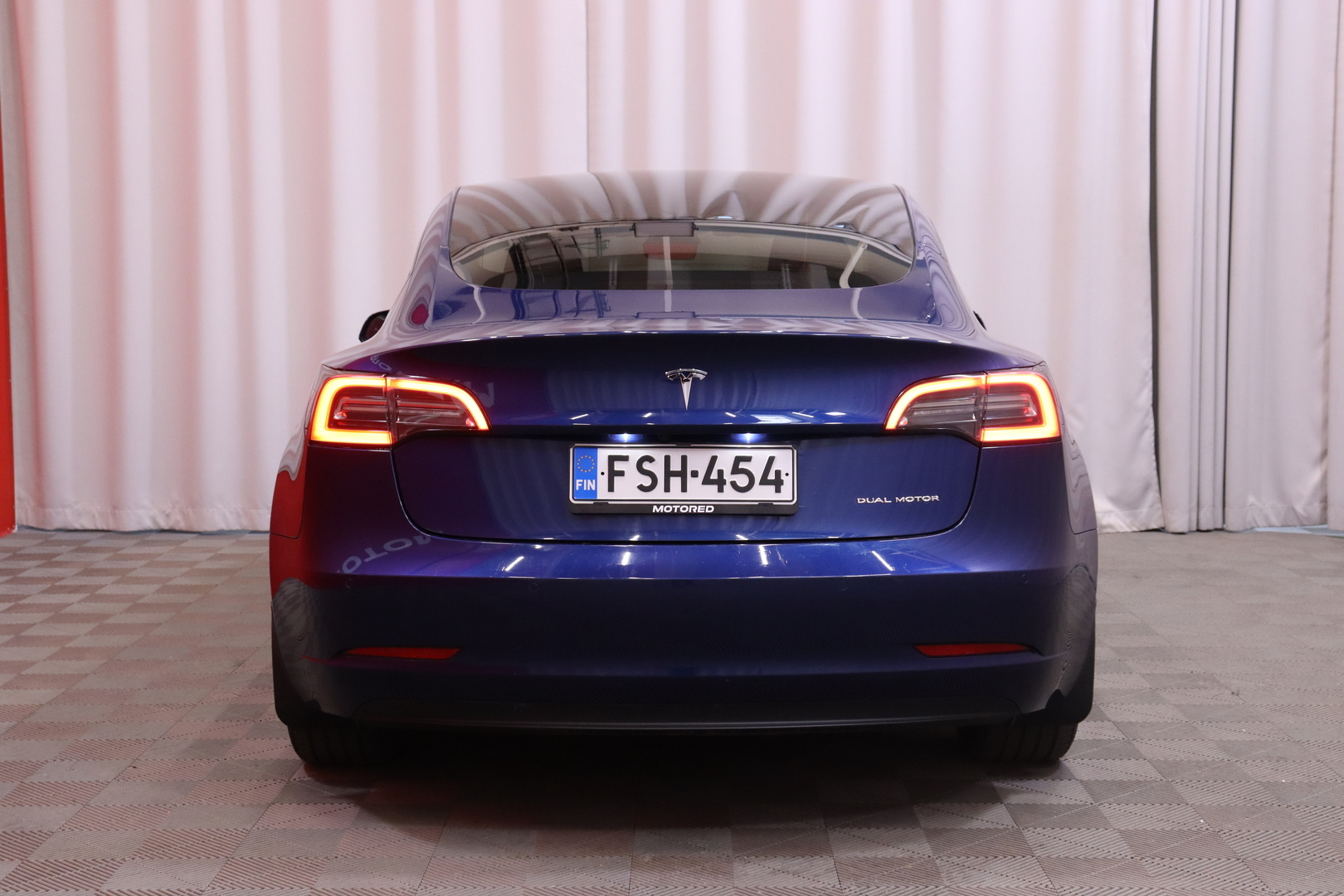 Tesla - Model 3 - Long Range // AMD Ryzen / ACC / Koukku / Deep Blue metallic / Ratinlämmitin / ACC / Panorama / Kamera / Lämpöpumppu // - Sedan