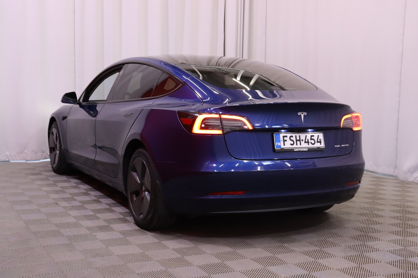 Tesla - Model 3 - Long Range // AMD Ryzen / ACC / Koukku / Deep Blue metallic / Ratinlämmitin / ACC / Panorama / Kamera / Lämpöpumppu // - Sedan