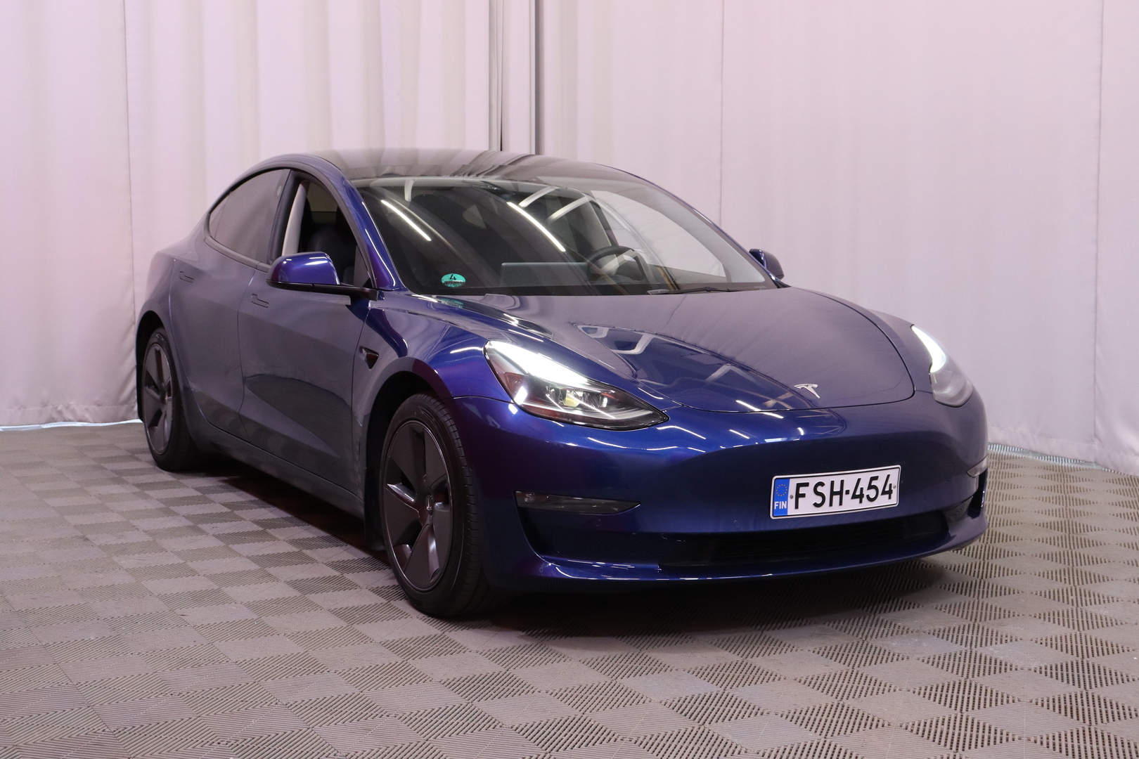 Tesla - Model 3 - Long Range // AMD Ryzen / ACC / Koukku / Deep Blue metallic / Ratinlämmitin / ACC / Panorama / Kamera / Lämpöpumppu // - Sedan
