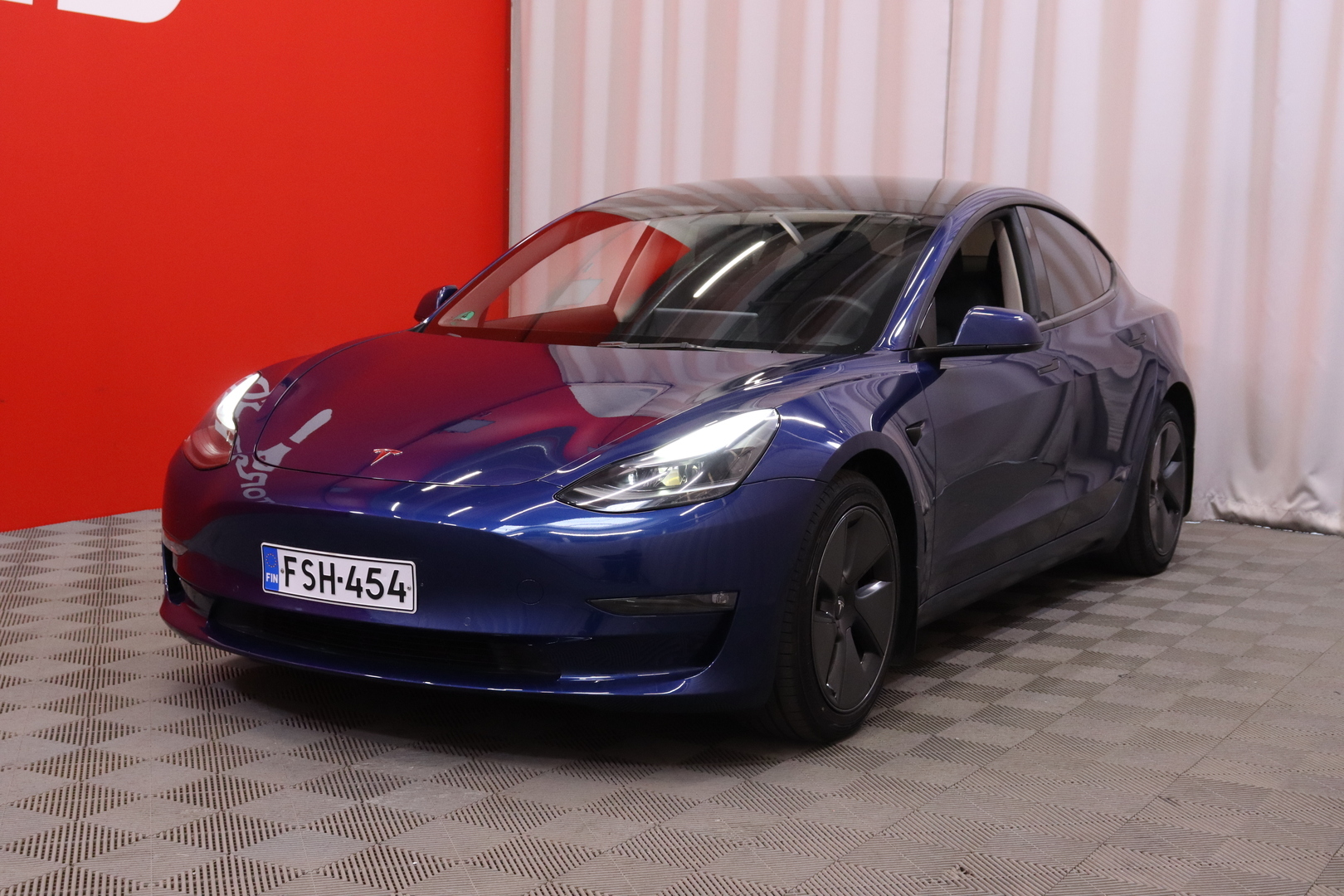 Tesla - Model 3 - Long Range // AMD Ryzen / ACC / Koukku / Deep Blue metallic / Ratinlämmitin / ACC / Panorama / Kamera / Lämpöpumppu // - Sedan