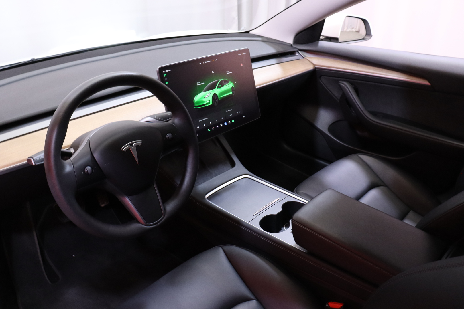 Tesla - Model 3 - Long Range - Sedan