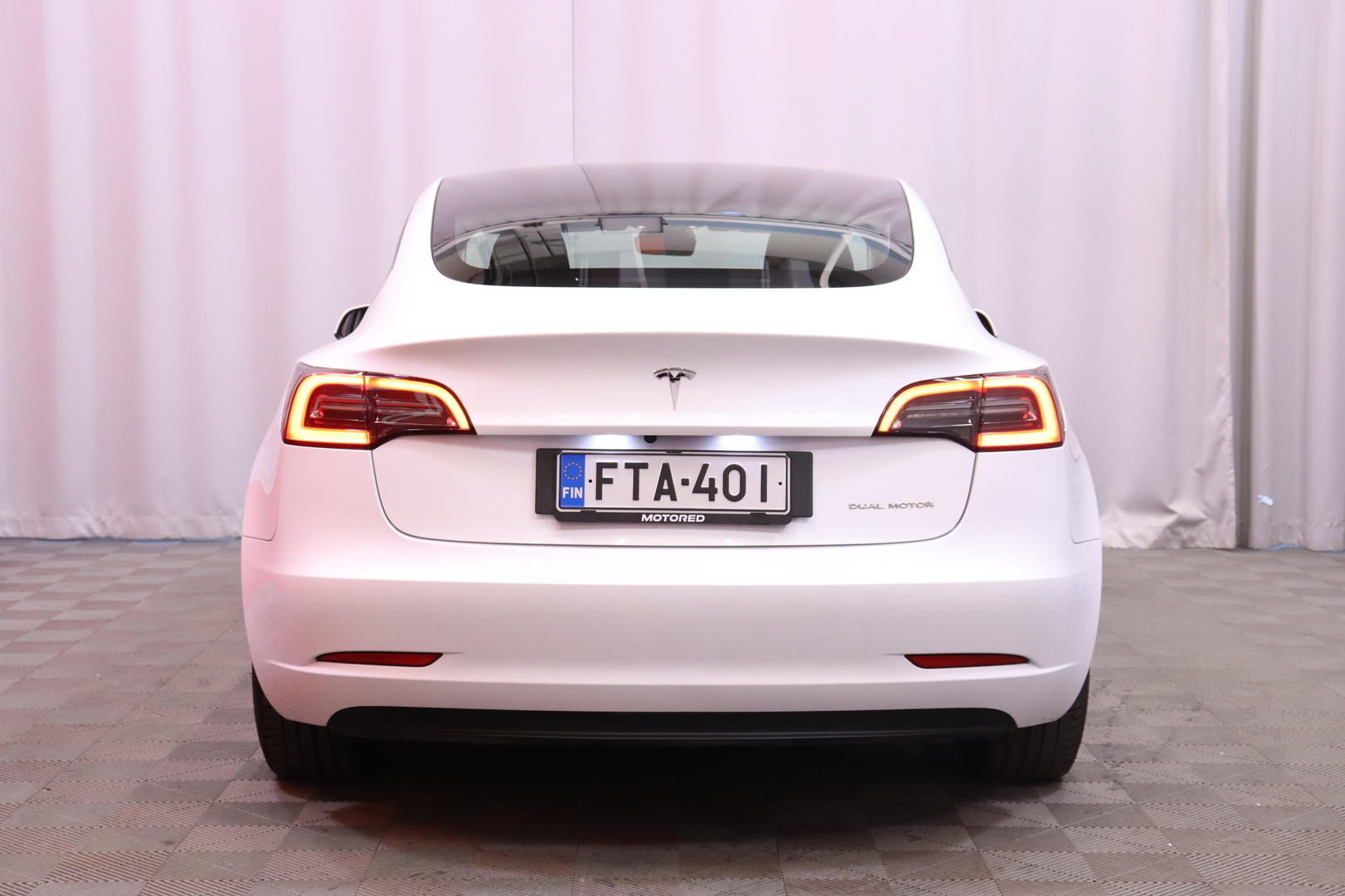 Tesla - Model 3 - Long Range - Sedan