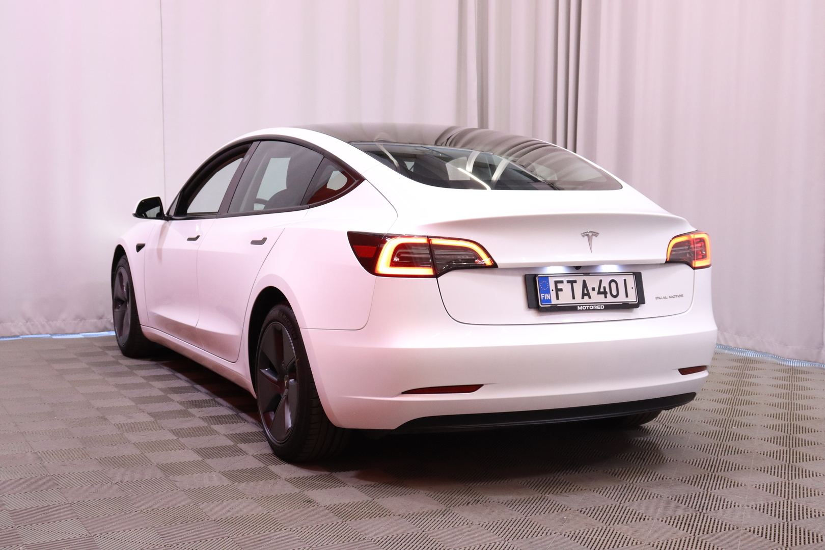 Tesla - Model 3 - Long Range - Sedan