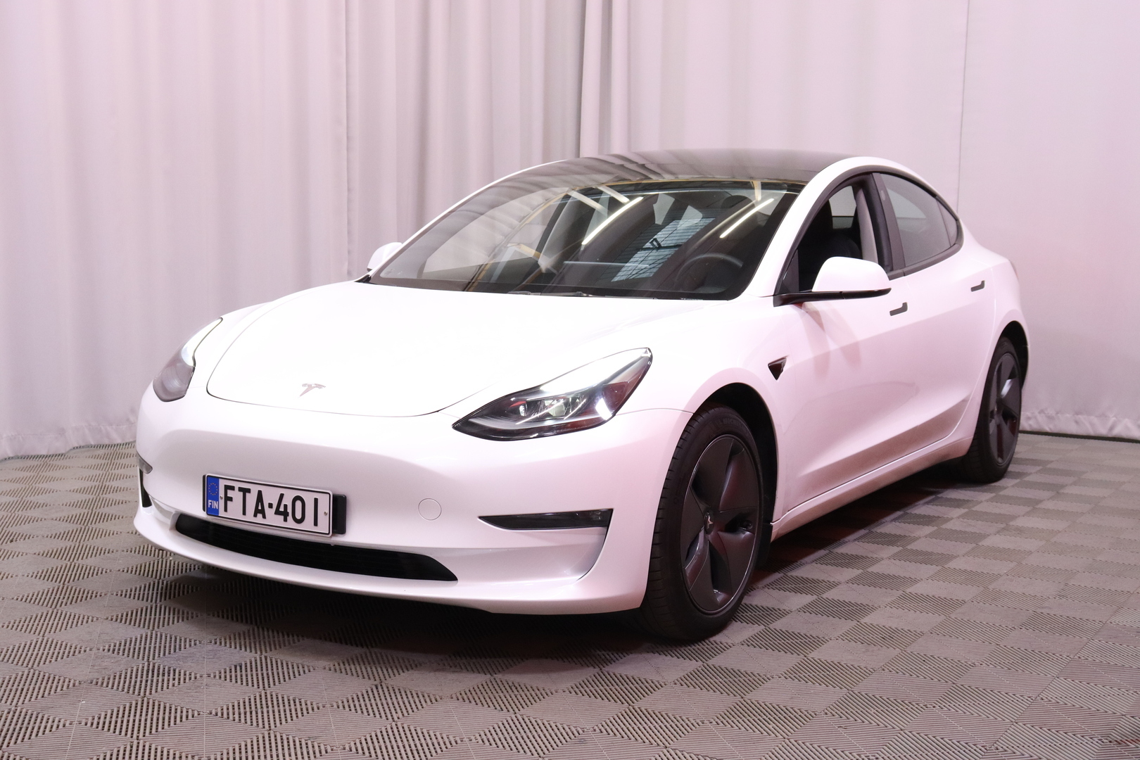 Tesla - Model 3 - Long Range - Sedan