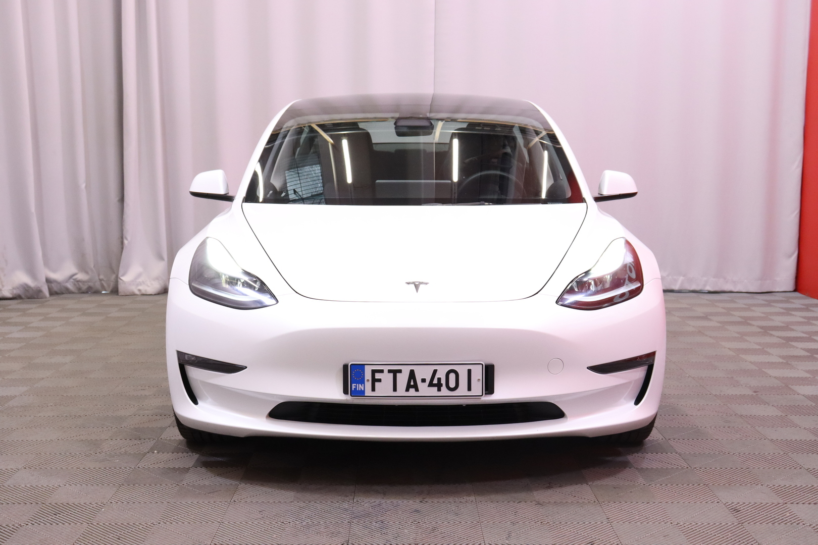 Tesla - Model 3 - Long Range - Sedan