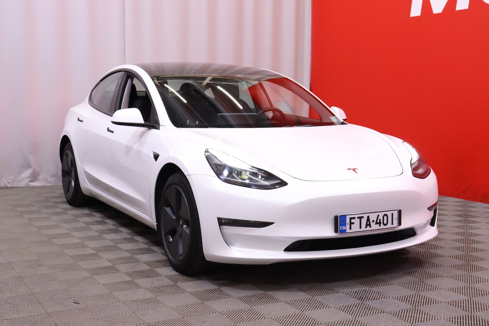 Tesla - Model 3 - Long Range - Sedan