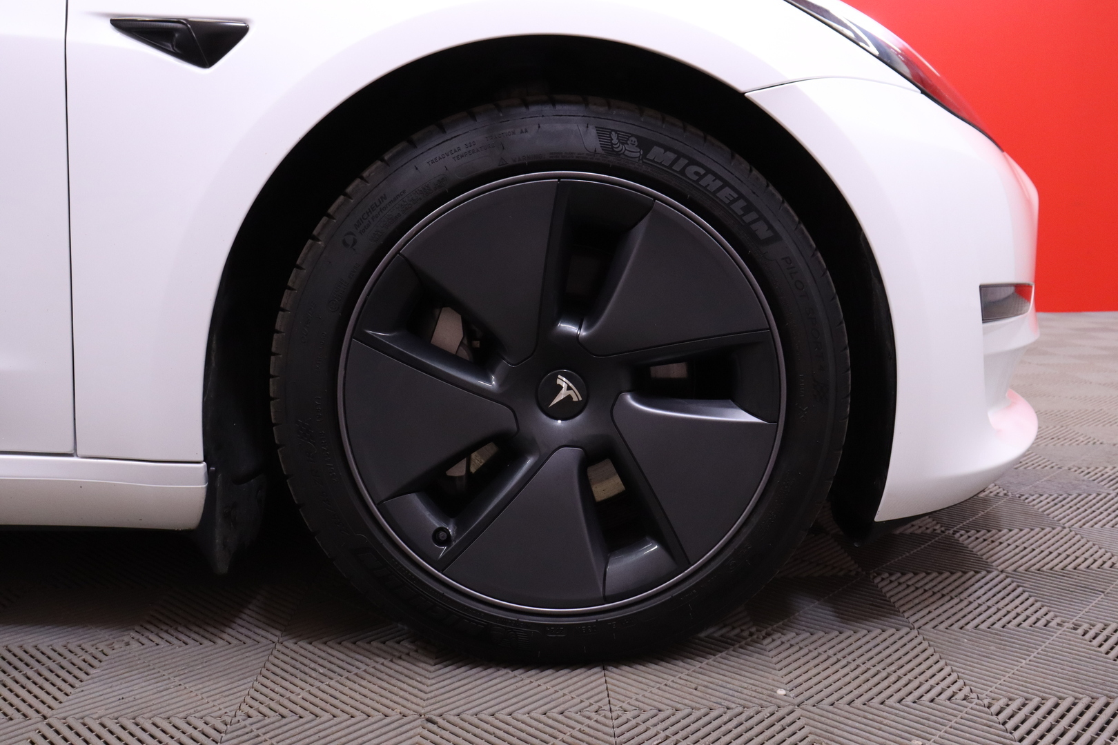Tesla - Model 3 - Long Range - Sedan