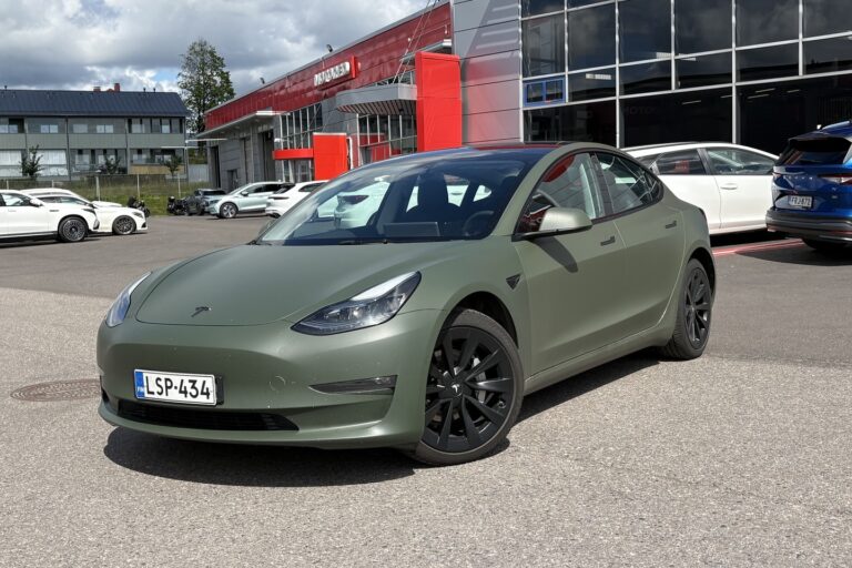 Tesla - Model 3 - Long Range - Sedan