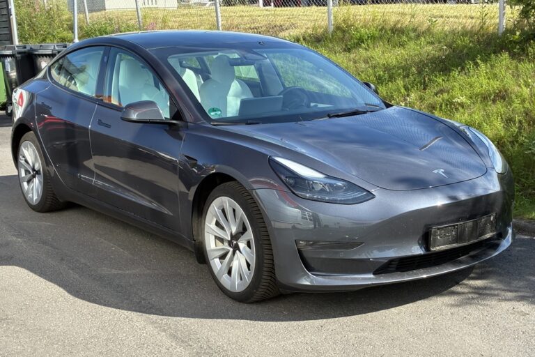 Tesla - Model 3 - Long Range - Sedan