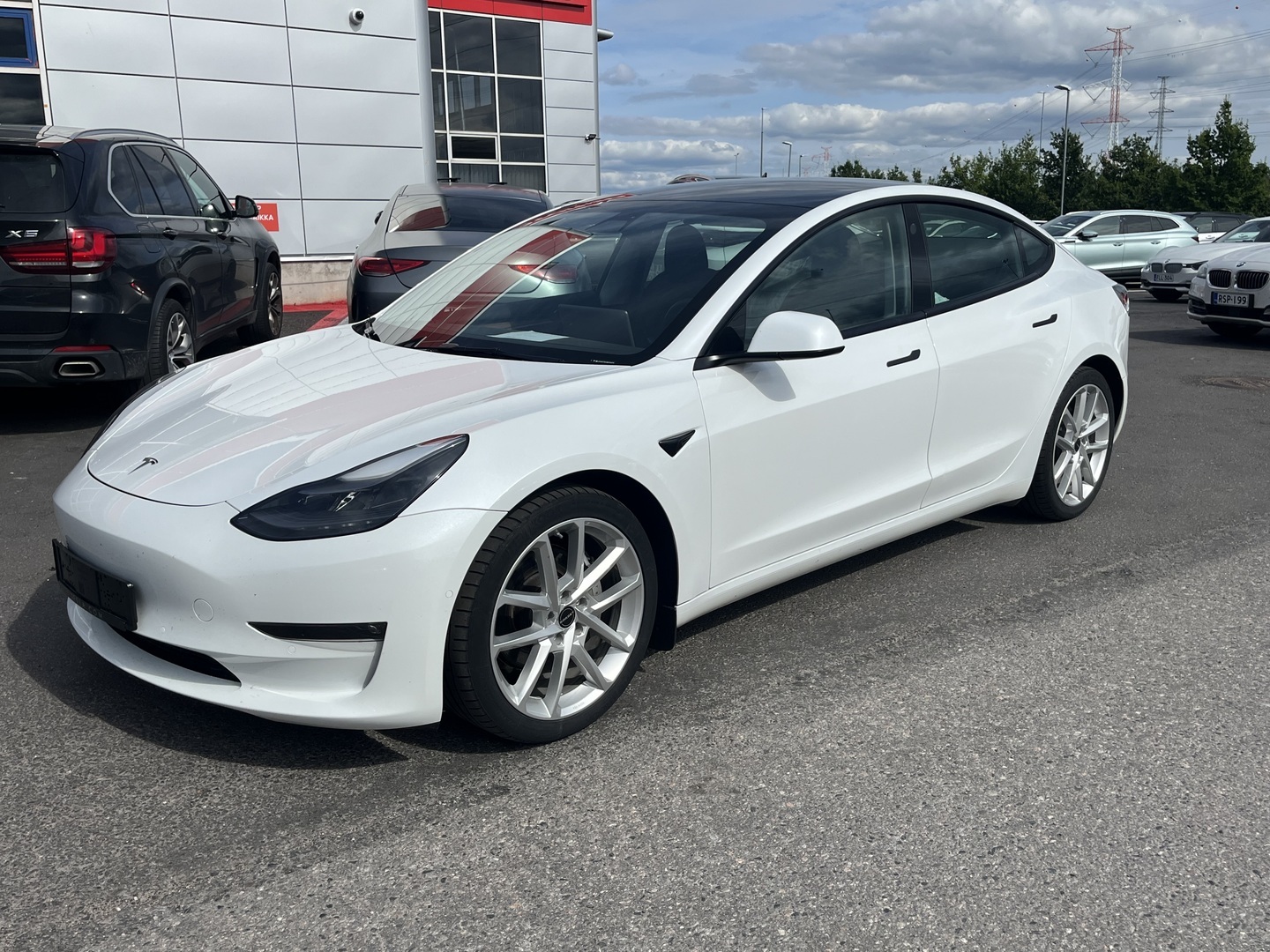 Tesla - Model 3 - Long Range - Sedan