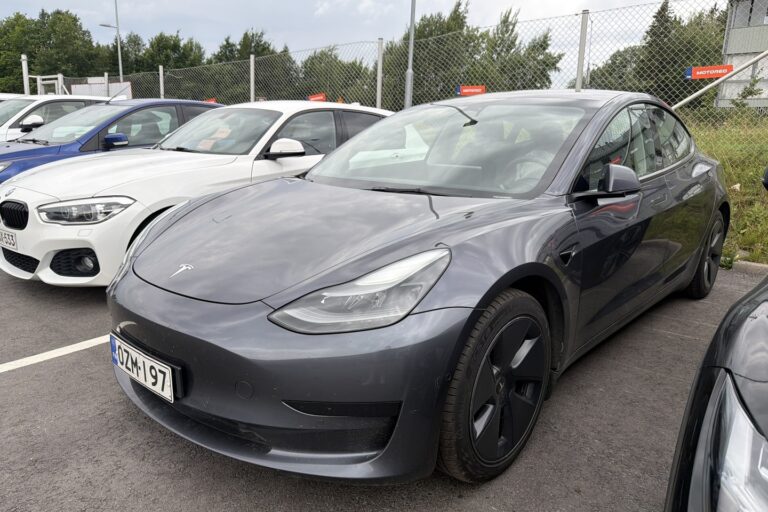 Tesla - Model 3 - Standard Range Plus - Sedan
