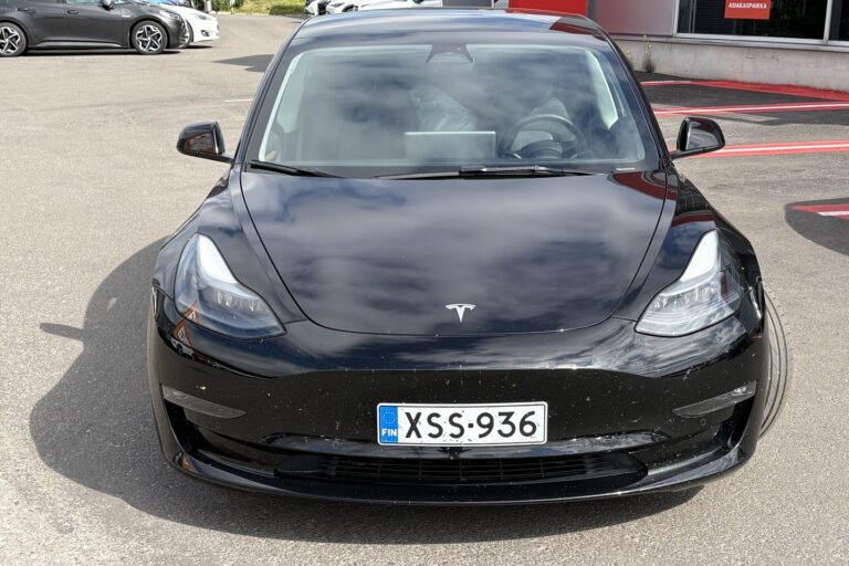 Tesla - Model 3 - Long Range - Sedan