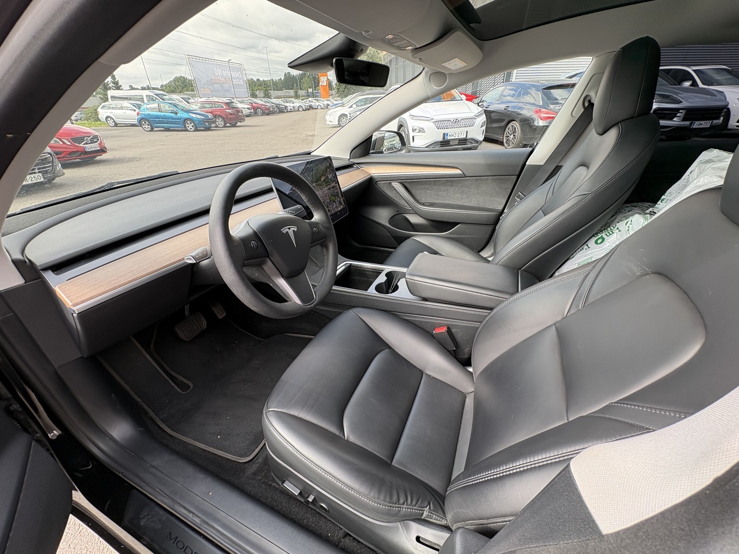 Tesla - Model 3 - Long Range - Sedan