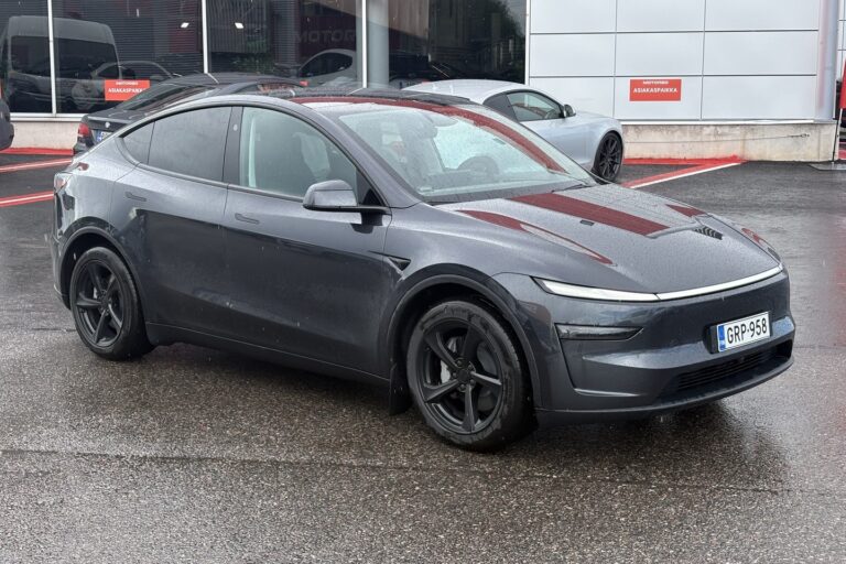 Tesla - Model Y - Long Range AWD Juniper / 1.om Suomi-auto / AMD Ryzen / Vetokoukku / Ilmastoidut nahat / 2xRenkaat&Vanteet /Premium audio - Maastoauto