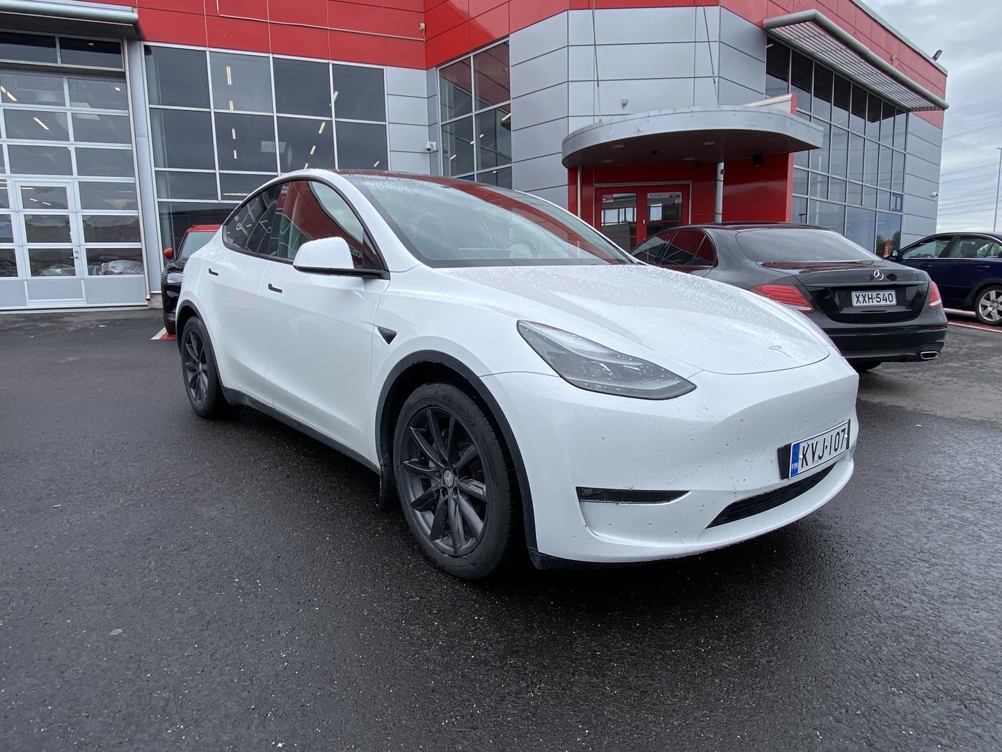 Tesla - Model Y - Long Range - Maastoauto