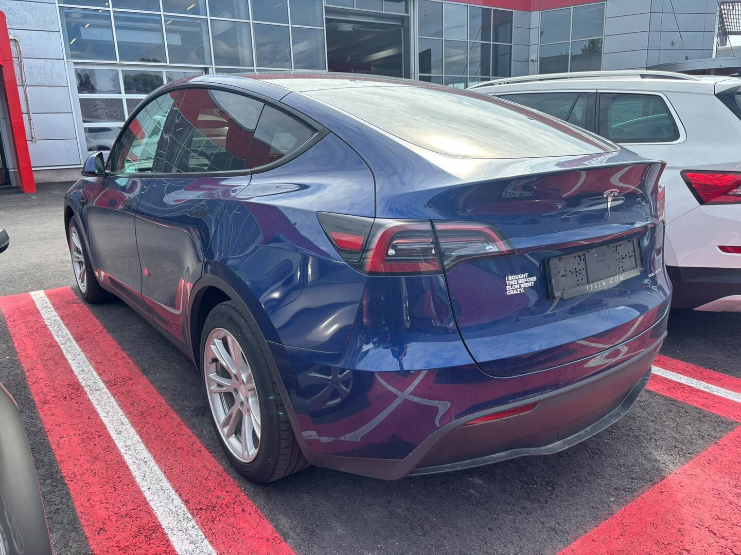 Tesla - Model Y - Long Range Dual Motor AWD / Vetokoukku / 2x renkaat ja vanteet / Autopilot / Lasikatto / Muistipenkki / AMD Ryzen // - Maastoauto