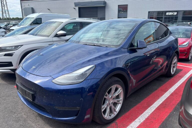 Tesla - Model Y - Long Range Dual Motor AWD / Vetokoukku / 2x renkaat ja vanteet / Autopilot / Lasikatto / Muistipenkki / AMD Ryzen // - Maastoauto