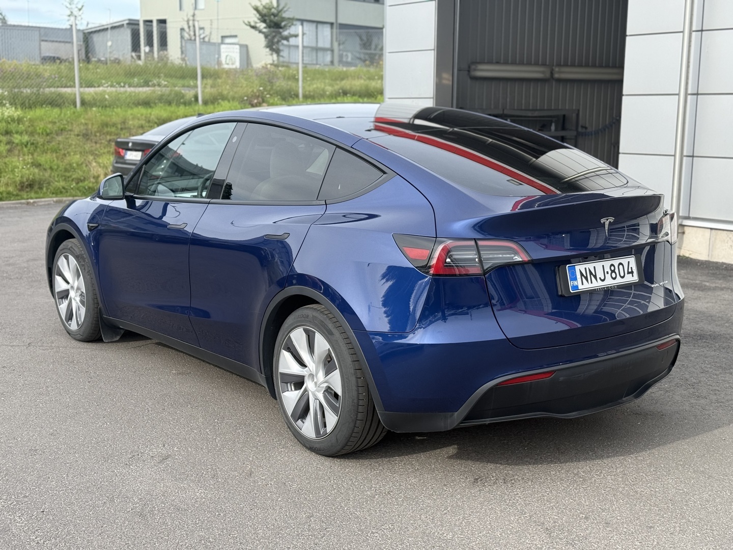 Tesla - Model Y - Long Range / 1.om Suomi / Vetokoukku / AMD Ryzen / Matrix / 2x Vanteet ja renkaat / Premium audio - Maastoauto