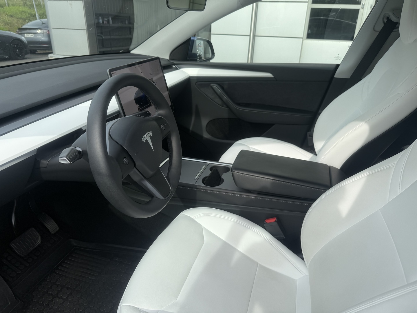 Tesla - Model Y - Long Range / 1.om Suomi / Vetokoukku / AMD Ryzen / Matrix / 2x Vanteet ja renkaat / Premium audio - Maastoauto