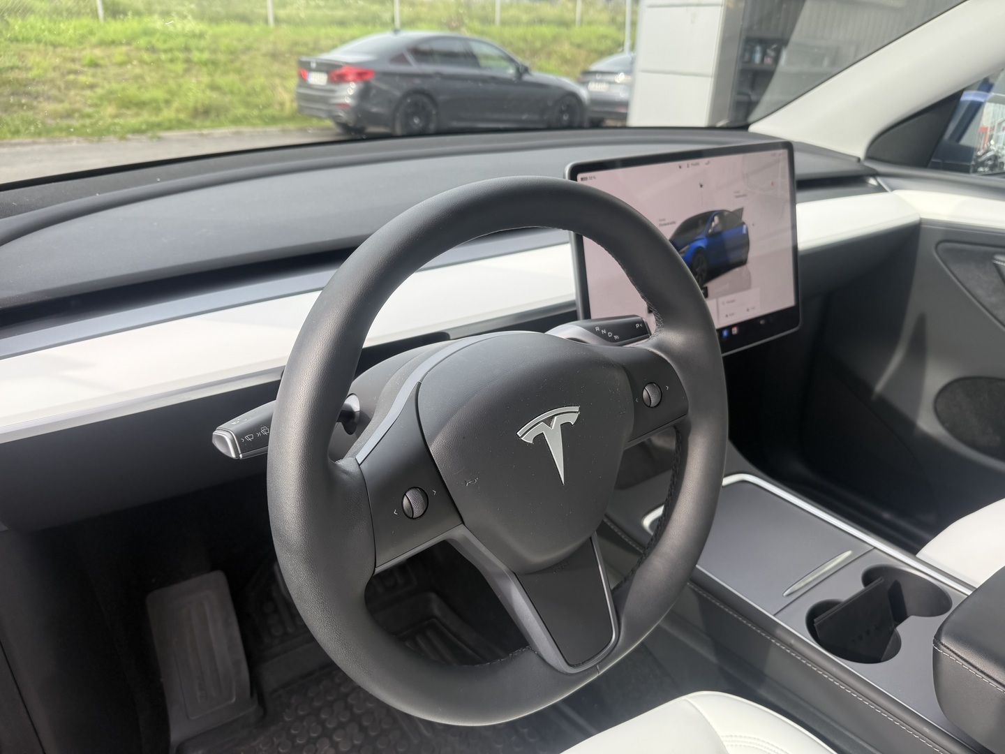 Tesla - Model Y - Long Range / 1.om Suomi / Vetokoukku / AMD Ryzen / Matrix / 2x Vanteet ja renkaat / Premium audio - Maastoauto