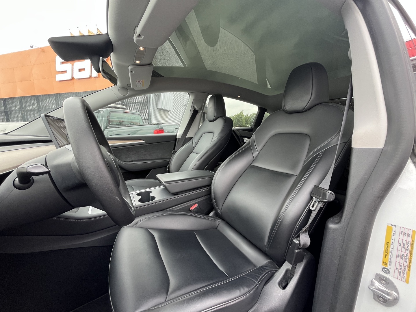Tesla - Model Y - Long Range - Maastoauto