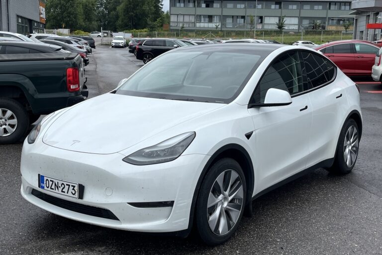 Tesla - Model Y - Long Range - Maastoauto